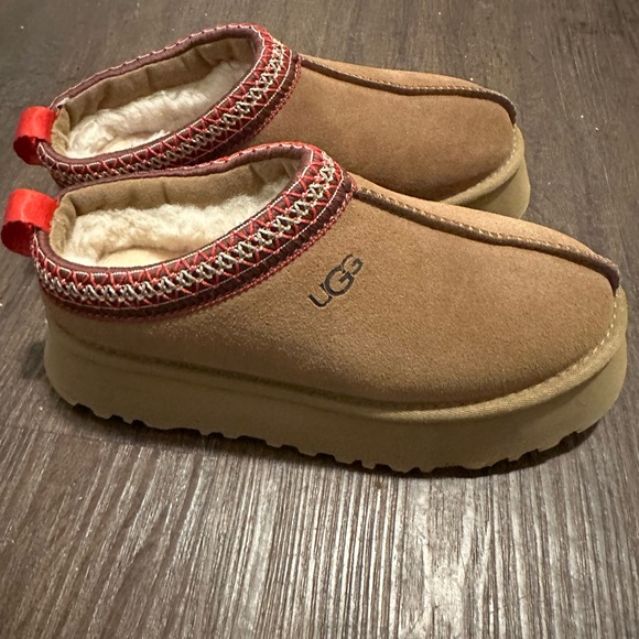 Women’s Platform Uggs Size 6 - Like New - Picture 3 of 6